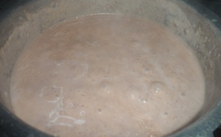 Peanut porridge boiling
